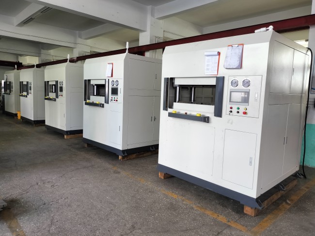碳纖維熱壓成型機在新能源汽車、鋰電池、光伏產(chǎn)業(yè)的應(yīng)用